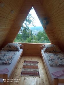 萨拉热窝Bungalovi Lana的带大窗户的客房内的两张床