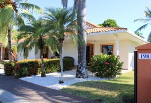 帕克拉Villa Serenidad的前面有棕榈树的房子