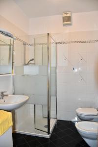 卡尔达罗Haus Klavenz的带淋浴、盥洗盆和卫生间的浴室