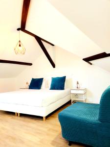 莱里亚Residenza Dutzu - Aparthotel Leiria的一间带两张床和一张沙发的客厅