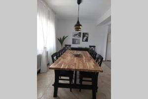 O Casal PontevedraChalet Meu Lar的一间带木桌和椅子的用餐室