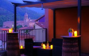 圣米良德拉科戈利亚Casa Rural La Campana Con o sin Ático的阳台设有桌子和蜡烛,享有城市美景。