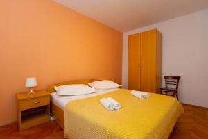 伯德古拉Apartmani Vranjes 2的一间卧室配有两张带毛巾的床