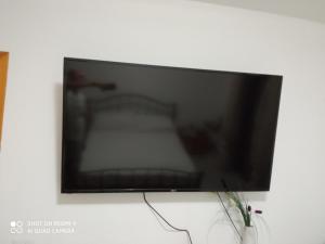 马斯卡利Le Case di Zu Zù的挂在白色墙壁上的平面电视