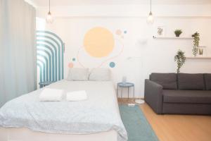 波尔图Porto Automatic的一间卧室配有一张床和一张沙发