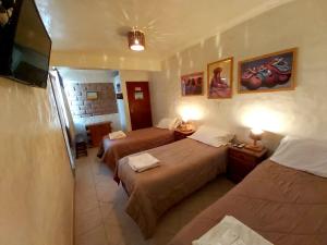 麦马拉Hosteria Maimará的酒店客房设有两张床和电视。