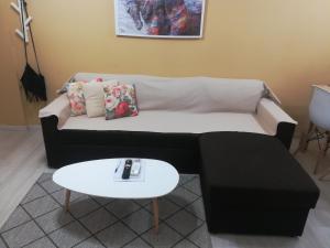 塞萨洛尼基Central Apartment的客厅配有沙发和桌子
