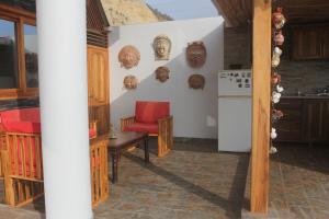 卡诺阿El Ocaso的厨房配有红色椅子和冰箱