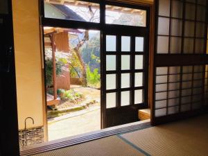 四万十市Kominkayado Netsuki no ii Kitsune - Vacation STAY 27812v的开放式门,享有花园的景色