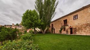 塞普尔韦达圣文澜旅馆的一座有树和砖砌建筑的院子