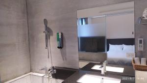 礁溪沐谷親子溫泉會館的浴室设有淋浴、两个盥洗盆和镜子