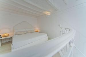 坎内托拉塞迪玛露娜酒店的白色卧室配有床和书桌