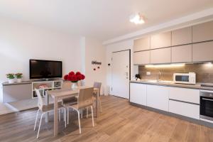 米兰West Milan - Modern and Comfortable Apartment的厨房以及带桌椅的用餐室。