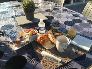 GuéreinsLa Croisée Chambre d hôte avec sanitaires partagés的餐桌,饭盘,咖啡