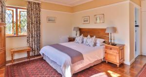 开普敦奈茨布雷旅馆的一间卧室设有一张大床和一个窗户。