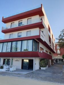 贝拉里亚-伊贾马里纳Hotel Admiral的一座红色和白色的建筑