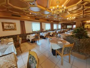 法尔西德思科阿多罗酒店的一间带桌椅和吊灯的餐厅