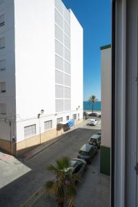 加的斯El Embrujo de La Caleta Ha Apartment的从停车场的窗户上可欣赏到风景
