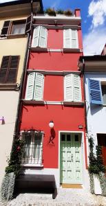 切塞纳LE ROSSI BED的一座红色的建筑,有门,上面画着一个人