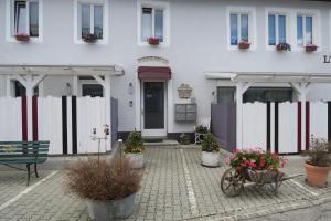 TramelanL'Union B&B - Chambres d'hôtes的前面有盆栽植物的白色房子