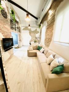 科尔多瓦Martina´s home的带沙发和砖墙的客厅