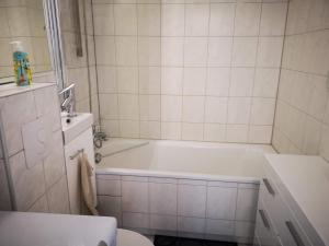 柏林Ferienwohnung für 1-3 Personen in BERLIN, Nähe U Friedrichsfelde的白色的浴室设有浴缸和卫生间。