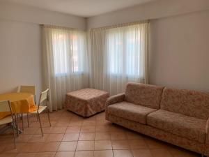 博尔焦韦雷齐萨利讷公寓式酒店的客厅配有沙发和桌子
