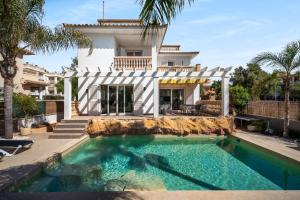 马略卡岛帕尔马Villa Sol Felostal的房屋前有游泳池的房子