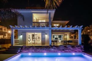 马略卡岛帕尔马Villa Sol Felostal的夜间带游泳池的别墅