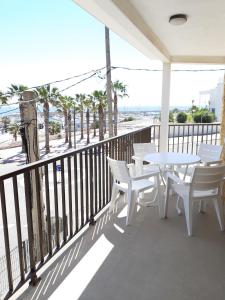 托里代巴拉Apartamentos Dins Mar Apto. 5的一个带桌椅的海景阳台