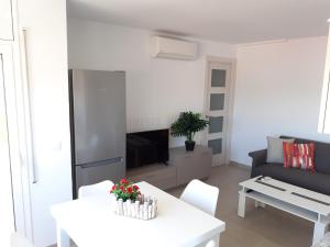 托里代巴拉Apartamentos Dins Mar Apto. 5的客厅配有白色桌子和沙发