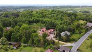 KrzeszowiceAgroturystyka Podzamcze的森林中房屋的空中景观