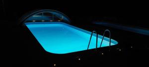 普利兹巴Villa Desiree的深色的蓝色灯光游泳池