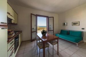 马尔扎梅米吉亚罗马尔度假屋的客厅配有绿色沙发和桌子