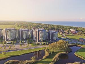 斯文托伊Irklo apartamentai su vaizdu į jūrą的享有公寓大楼的空中景致,毗邻河流
