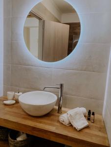 梅加尼西岛Mangata suites homes with private pools的一间带碗水槽和镜子的浴室