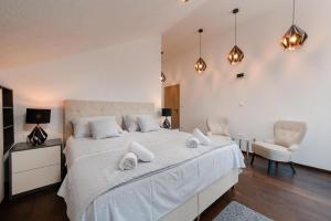 波维尔亚Lovely view villa in Povlja的卧室配有一张带两把椅子的白色大床