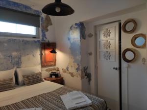 里斯本Be My Neighbour的一间卧室设有一张床和蓝白色的墙壁