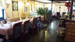瑟尔特斯佳源酒店的一间配备有桌椅的用餐室和植物