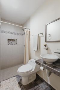 坎昆El depa de Acuario的浴室配有白色卫生间和盥洗盆。