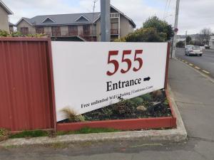 但尼丁555 Motel Dunedin的道路一侧入口的标志
