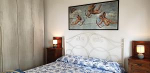 托雷坎内Casa Felix的卧室配有一张床,墙上挂着鹿的照片