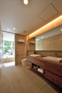 恩纳Villa VALIOSA ON THE BEACH的浴室设有2个水槽和镜子
