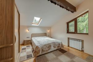 贝利伊斯库尔Комплекс Орлово гнездо的一间卧室设有一张床和一个窗口