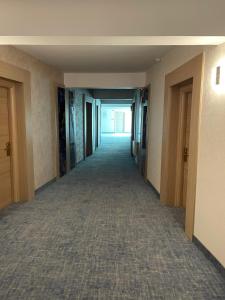 马马亚Alcor Beach Hotel的走廊上空的走廊