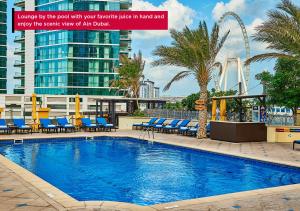 Ramada Hotel, Suites and Apartments by Wyndham Dubai JBR内部或周边的泳池