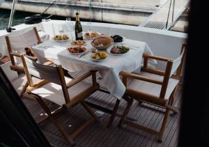 热那亚BB Boat Lady A的船上带食物盘的桌子