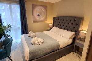 约克Luxury One Bedroom Apartment Within the City Walls的一间卧室配有一张床,上面有两条毛巾