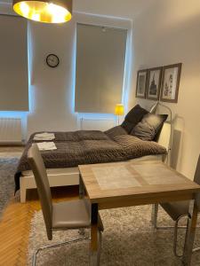 维也纳夏曼特艾普斯特格斯公寓的一间卧室配有一张床铺和一张桌子,还有一间用餐室