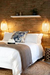 里比克堡Blaauw Cottage的一间卧室配有带白色床单和枕头的床。